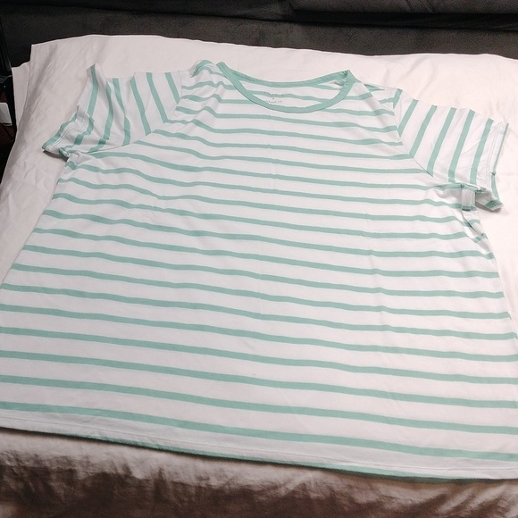 Torrid classic fit womens top size 4X - Picture 1 of 9